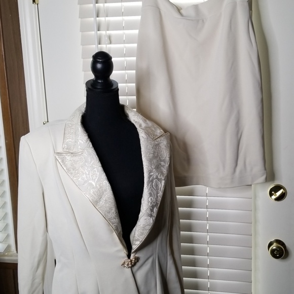 Skirt suit - Picture 1 of 4
